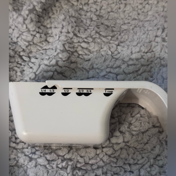 The Pampered Chef Vintage Hen Logo White Adjustable Measuring Cup - Picture 4 of 4